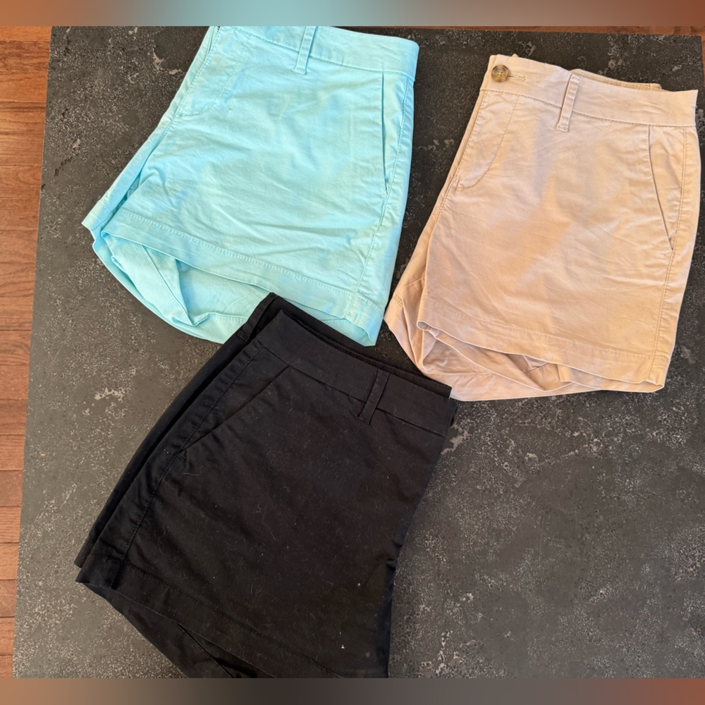Women’s Old Navy 3.5 in inseam Chino shorts. Size 6. Lot of 3 pairs-like new